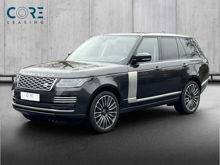 Gråmetal Land Rover Range Rover P525 Autobiography aut. fra 2019 parkeret foran en betonmur. CORE Leasing A/S er eksperter i Land Rover leasing.