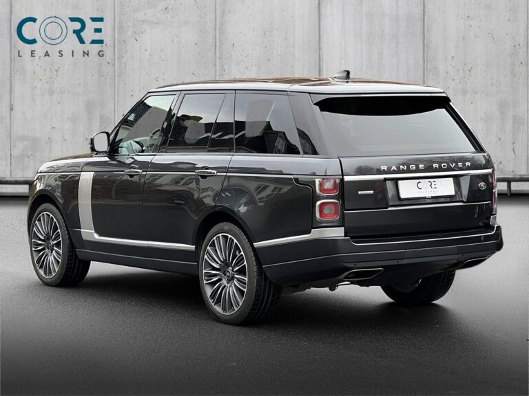 Gråmetal Land Rover Range Rover P525 Autobiography aut. fra 2019 parkeret foran en betonmur. CORE Leasing A/S er eksperter i Land Rover leasing.