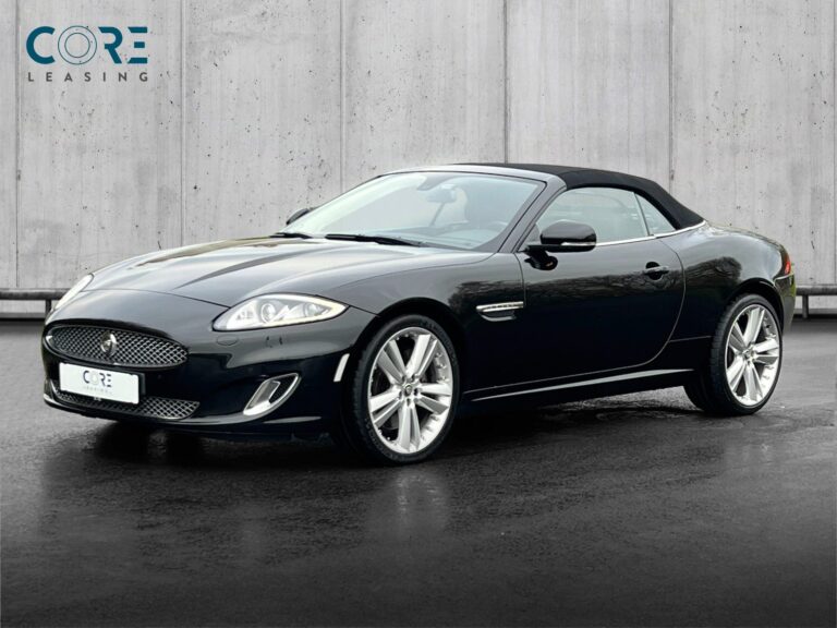 Sortmetal Jaguar XK V8 Convertible aut. fra 2013 parkeret foran en betonmur. CORE Leasing A/S er eksperter i Jaguar leasing.