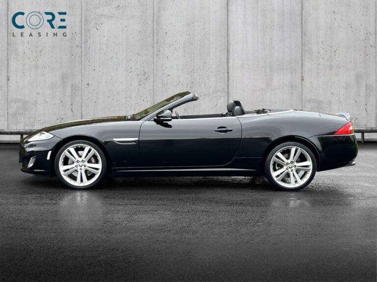 Sortmetal Jaguar XK V8 Convertible aut. fra 2013 parkeret foran en betonmur. CORE Leasing A/S er eksperter i Jaguar leasing.