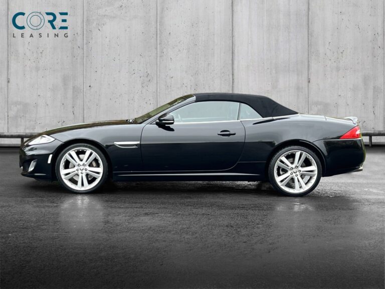 Sortmetal Jaguar XK V8 Convertible aut. fra 2013 parkeret foran en betonmur. CORE Leasing A/S er eksperter i Jaguar leasing.