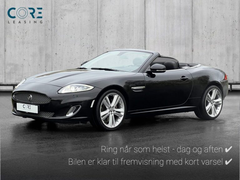 Sortmetal Jaguar XK V8 Convertible aut. fra 2013 parkeret foran en betonmur. CORE Leasing A/S er eksperter i Jaguar leasing.