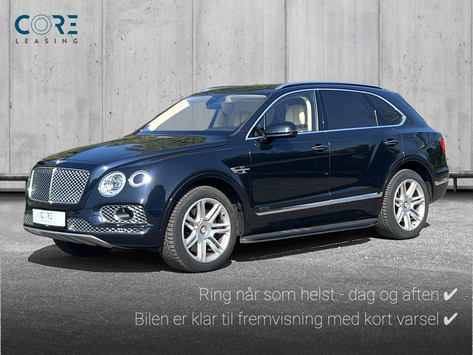 Mørkblåmetal Bentley Bentayga D aut. fra 2018 parkeret foran en betonmur. CORE Leasing A/S er eksperter i Bentley leasing.