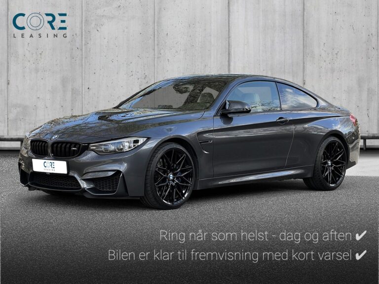 Gråmetal BMW M4 Coupé Competition aut. fra 2018 parkeret foran en betonmur. CORE Leasing A/S er eksperter i BMW leasing.