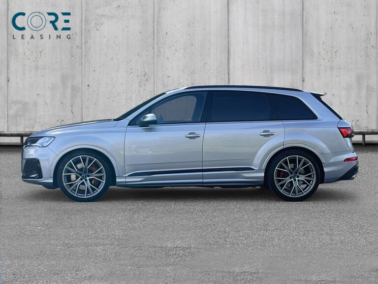 Sølvmetal Audi SQ7 TDi quattro Tiptr. 7prs fra 2020 parkeret foran en betonmur. CORE Leasing A/S er eksperter i Audi leasing.