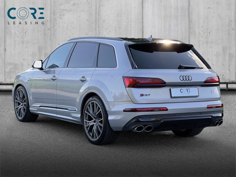 Sølvmetal Audi SQ7 TDi quattro Tiptr. 7prs fra 2020 parkeret foran en betonmur. CORE Leasing A/S er eksperter i Audi leasing.