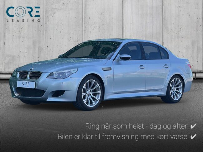 Sølvmetal BMW M5 SMG fra 2005 parkeret foran en betonmur. CORE Leasing A/S er eksperter i BMW leasing.