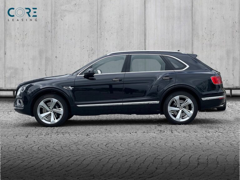 Sortmetal Bentley Bentayga W12 aut. fra 2017 parkeret foran en betonmur. CORE Leasing A/S er eksperter i Bentley leasing.