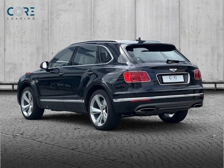 Sortmetal Bentley Bentayga W12 aut. fra 2017 parkeret foran en betonmur. CORE Leasing A/S er eksperter i Bentley leasing.