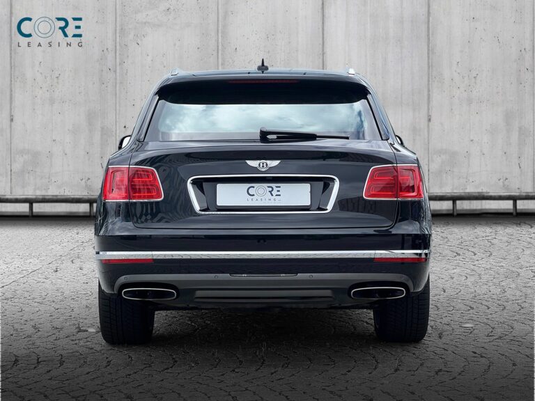 Sortmetal Bentley Bentayga W12 aut. fra 2017 parkeret foran en betonmur. CORE Leasing A/S er eksperter i Bentley leasing.