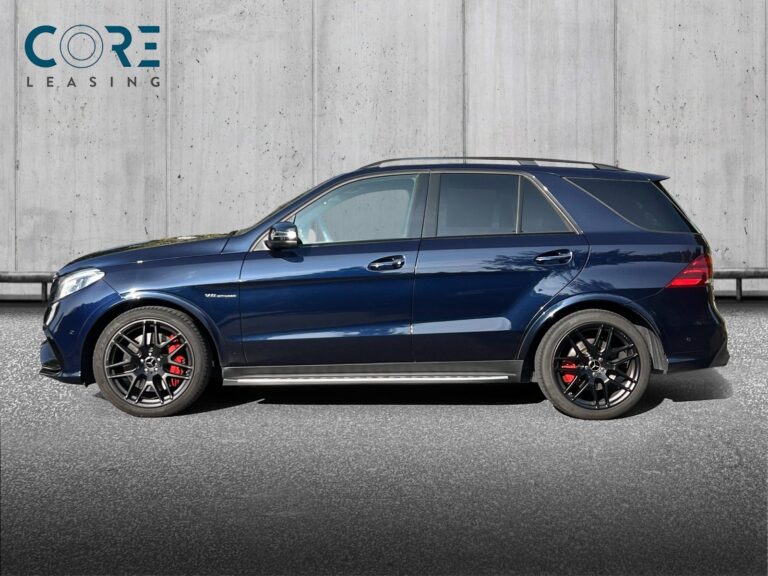 Mørkblåmetal Mercedes GLE63 AMG S aut. 4Matic fra 2018 parkeret foran en betonmur. CORE Leasing A/S er eksperter i Mercedes leasing.