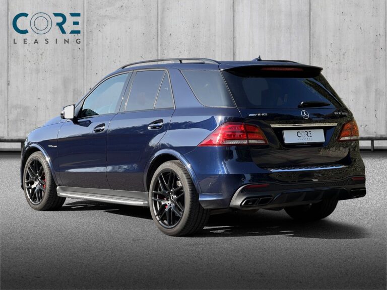 Mørkblåmetal Mercedes GLE63 AMG S aut. 4Matic fra 2018 parkeret foran en betonmur. CORE Leasing A/S er eksperter i Mercedes leasing.