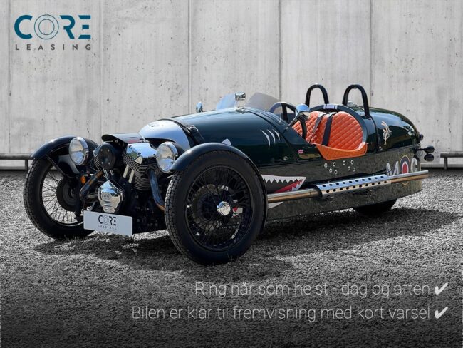 Grønmetal Morgan 3 Wheeler  fra 2014 parkeret foran en betonmur. CORE Leasing A/S er eksperter i Morgan leasing.