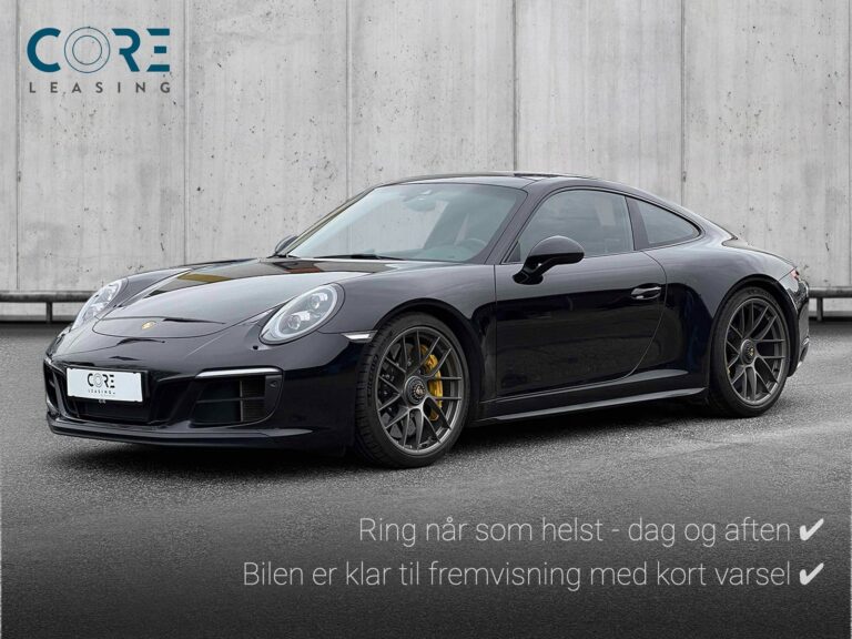 Sortmetal Porsche 911 Carrera 4 GTS Coupé PDK fra 2017 parkeret foran en betonmur. CORE Leasing A/S er eksperter i Porsche leasing.