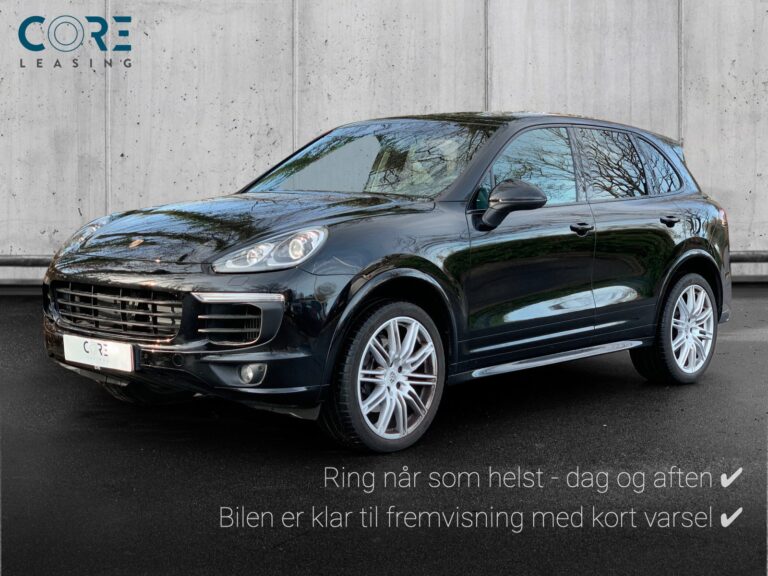 Sortmetal Porsche Cayenne D Tiptr. fra 2016 parkeret foran en betonmur. CORE Leasing A/S er eksperter i Porsche leasing.