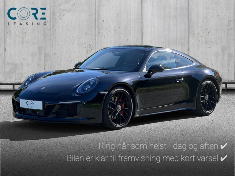 Sortmetal Porsche 911 Carrera 4 GTS Coupé PDK fra 2017 parkeret foran en betonmur. CORE Leasing A/S er eksperter i Porsche leasing.