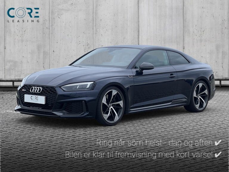 Mørkblåmetal Audi RS5 TFSi Coupé quattro Tiptr. fra 2017 parkeret foran en betonmur. CORE Leasing A/S er eksperter i Audi leasing.