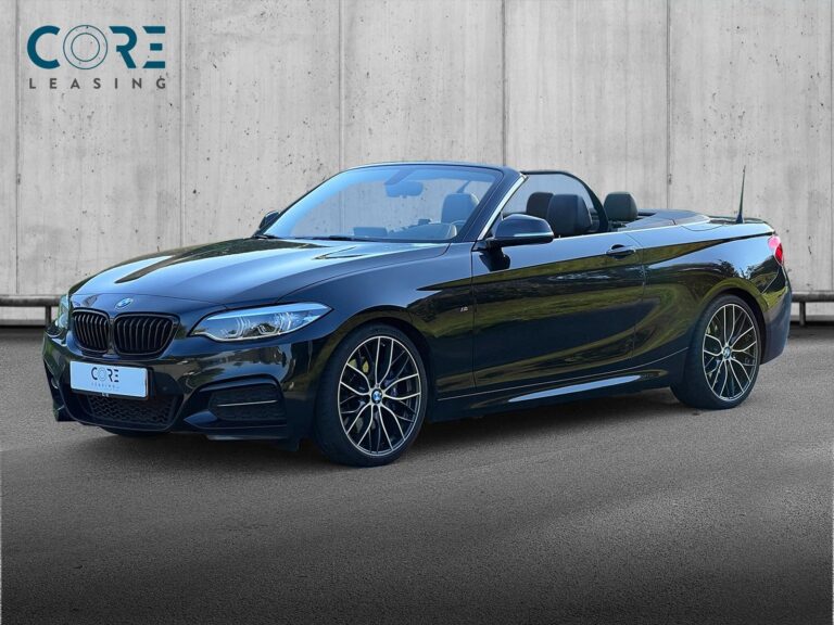 Sortmetal BMW M240i Cabriolet aut. fra 2017 parkeret foran en betonmur. CORE Leasing A/S er eksperter i BMW leasing.