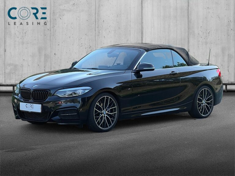 Sortmetal BMW M240i Cabriolet aut. fra 2017 parkeret foran en betonmur. CORE Leasing A/S er eksperter i BMW leasing.