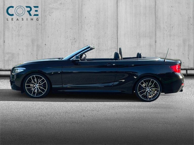 Sortmetal BMW M240i Cabriolet aut. fra 2017 parkeret foran en betonmur. CORE Leasing A/S er eksperter i BMW leasing.