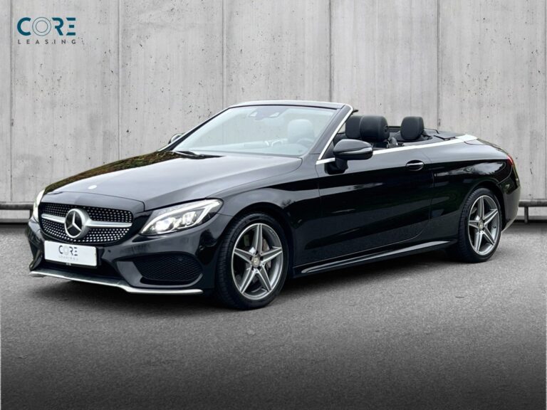 Sortmetal Mercedes C300 AMG Line Cabriolet aut. fra 2016 parkeret foran en betonmur. CORE Leasing A/S er eksperter i Mercedes leasing.