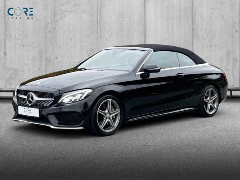 Sortmetal Mercedes C300 AMG Line Cabriolet aut. fra 2016 parkeret foran en betonmur. CORE Leasing A/S er eksperter i Mercedes leasing.