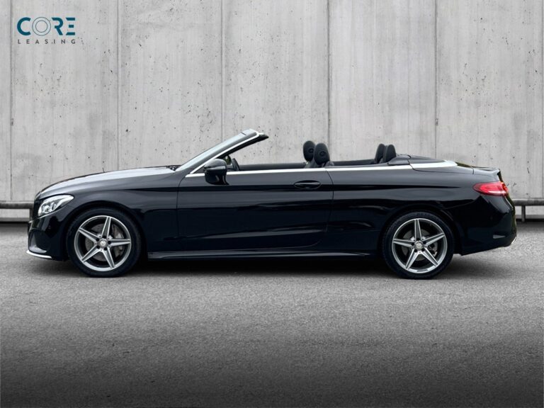 Sortmetal Mercedes C300 AMG Line Cabriolet aut. fra 2016 parkeret foran en betonmur. CORE Leasing A/S er eksperter i Mercedes leasing.