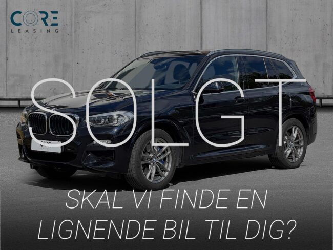 Sortmetal BMW X3 xDrive30d M-Sport aut. fra 2019 parkeret foran en betonmur. CORE Leasing A/S er eksperter i BMW leasing.