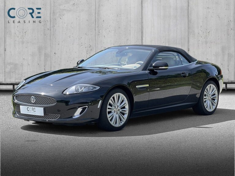 Sortmetal Jaguar XK V8 Convertible aut. fra 2012 parkeret foran en betonmur. CORE Leasing A/S er eksperter i Jaguar leasing.