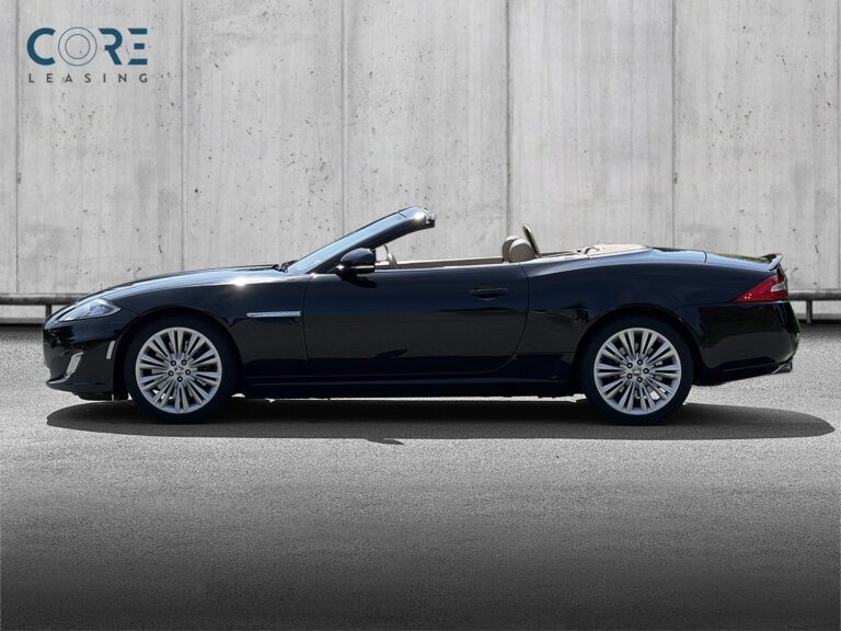 Sortmetal Jaguar XK V8 Convertible aut. fra 2012 parkeret foran en betonmur. CORE Leasing A/S er eksperter i Jaguar leasing.