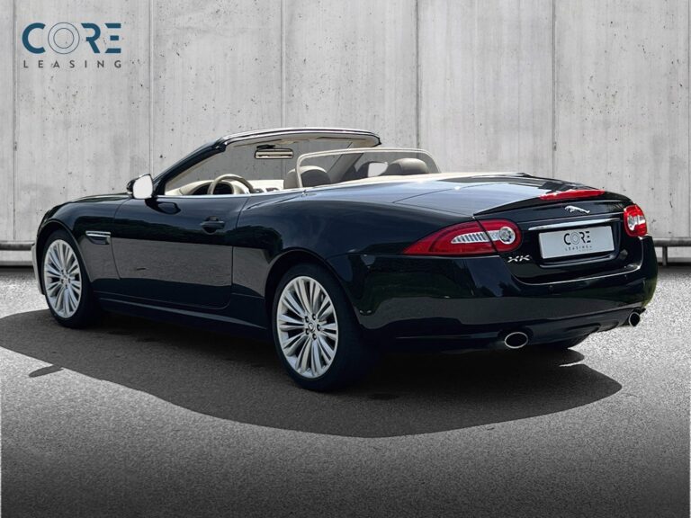 Sortmetal Jaguar XK V8 Convertible aut. fra 2012 parkeret foran en betonmur. CORE Leasing A/S er eksperter i Jaguar leasing.