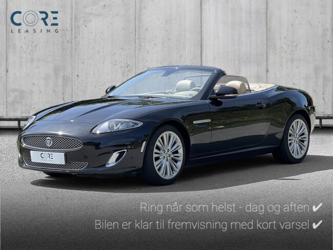 Sortmetal Jaguar XK V8 Convertible aut. fra 2012 parkeret foran en betonmur. CORE Leasing A/S er eksperter i Jaguar leasing.