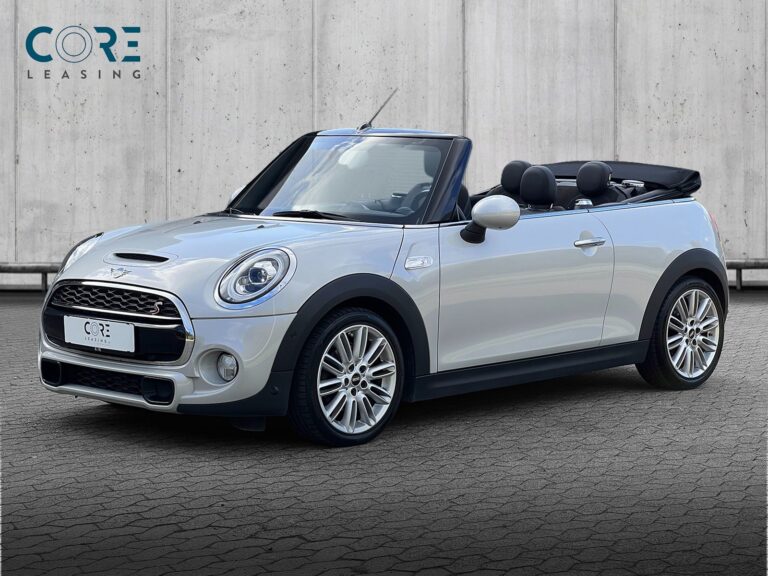 Sølvmetal MINI Cooper S Excitement Cabriolet aut. fra 2019 parkeret foran en betonmur. CORE Leasing A/S er eksperter i MINI leasing.