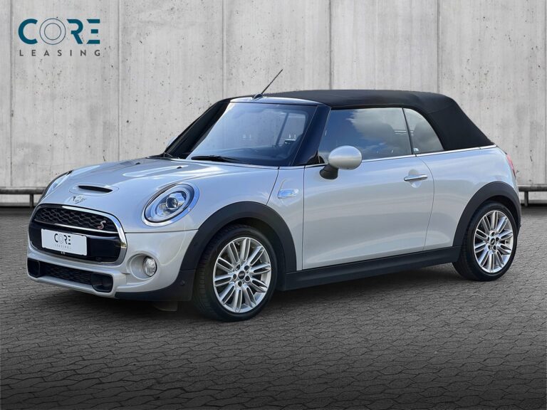 Sølvmetal MINI Cooper S Excitement Cabriolet aut. fra 2019 parkeret foran en betonmur. CORE Leasing A/S er eksperter i MINI leasing.