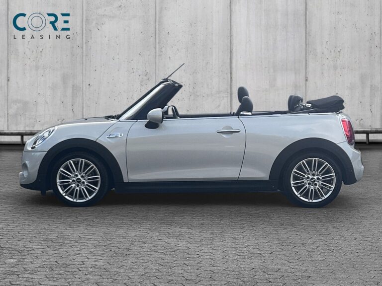 Sølvmetal MINI Cooper S Excitement Cabriolet aut. fra 2019 parkeret foran en betonmur. CORE Leasing A/S er eksperter i MINI leasing.