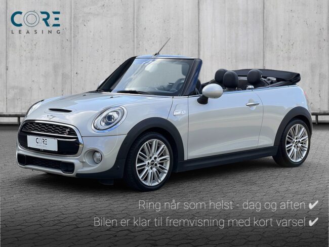 Sølvmetal MINI Cooper S Excitement Cabriolet aut. fra 2019 parkeret foran en betonmur. CORE Leasing A/S er eksperter i MINI leasing.