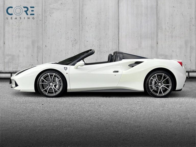 Hvidmetal Ferrari 488 Spider DCT fra 2017 parkeret foran en betonmur. CORE Leasing A/S er eksperter i Ferrari leasing.