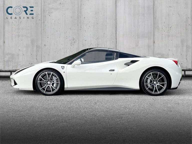 Hvidmetal Ferrari 488 Spider DCT fra 2017 parkeret foran en betonmur. CORE Leasing A/S er eksperter i Ferrari leasing.