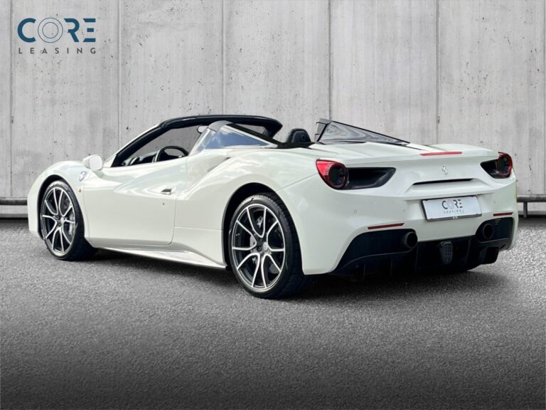 Hvidmetal Ferrari 488 Spider DCT fra 2017 parkeret foran en betonmur. CORE Leasing A/S er eksperter i Ferrari leasing.