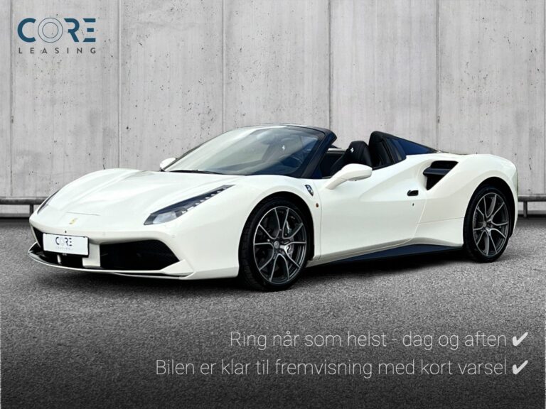 Hvidmetal Ferrari 488 Spider DCT fra 2017 parkeret foran en betonmur. CORE Leasing A/S er eksperter i Ferrari leasing.