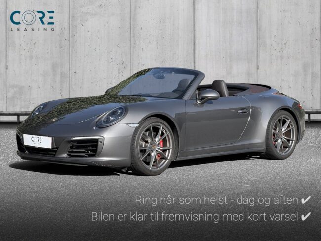 Gråmetal Porsche 911 Carrera 4S Cabriolet PDK fra 2016 parkeret foran en betonmur. CORE Leasing A/S er eksperter i Porsche leasing.