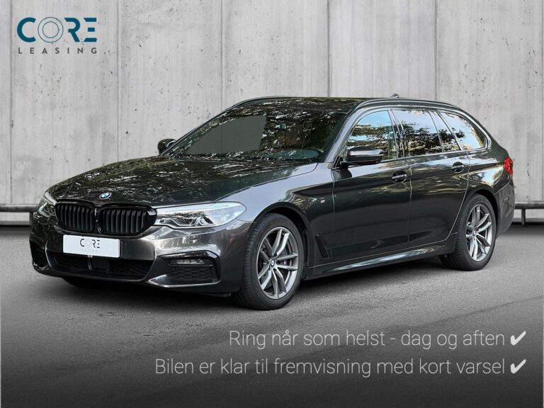 Gråmetal BMW 540i Touring M-Sport xDrive aut. fra 2019 parkeret foran en betonmur. CORE Leasing A/S er eksperter i BMW leasing.