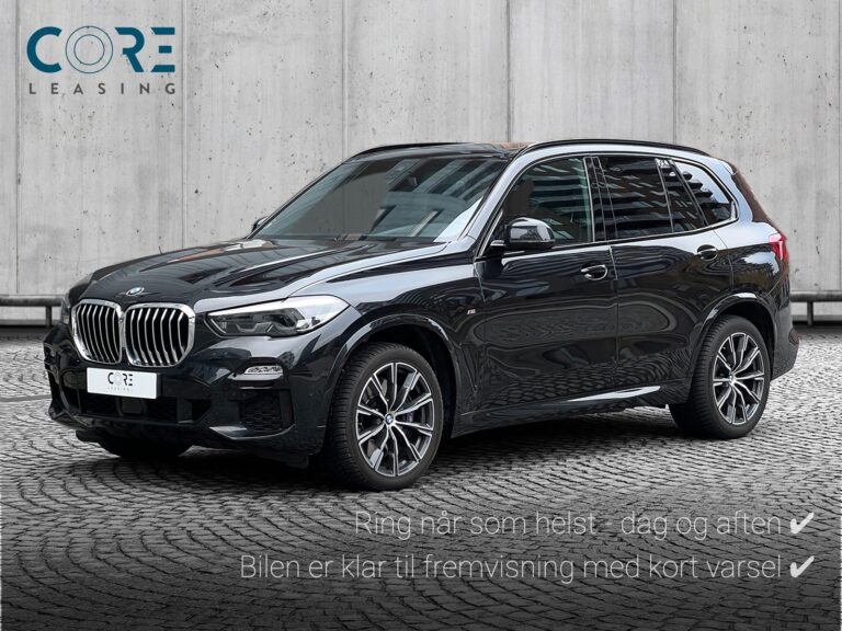 Sortmetal BMW X5 xDrive30d M-Sport aut. fra 2019 parkeret foran en betonmur. CORE Leasing A/S er eksperter i BMW leasing.