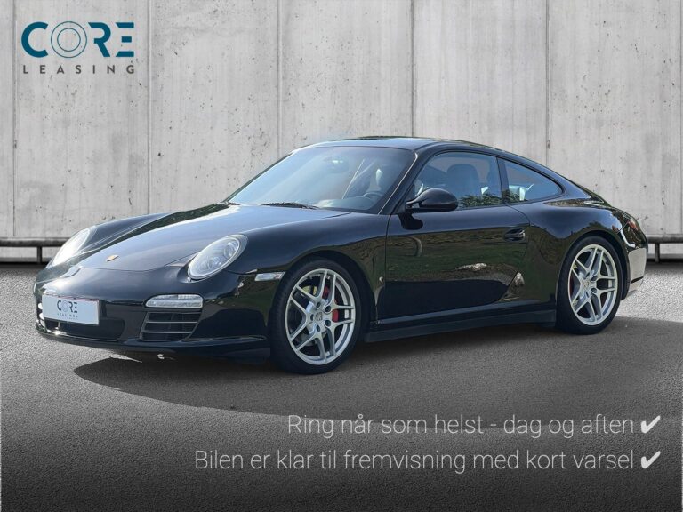 Sortmetal Porsche 911 Carrera 4S Coupé PDK fra 2010 parkeret foran en betonmur. CORE Leasing A/S er eksperter i Porsche leasing.